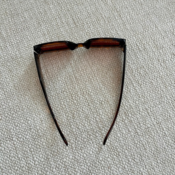 Tortoise Shell Rectangular Sunglasses - Picture 4 of 4